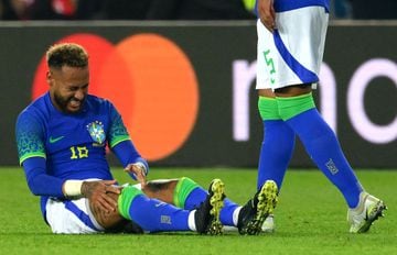 Brazil's forward Neymar reacts after an injury during the friendly football match between Brazil and Tunisia at the Parc des Princes in Paris on September 27, 2022. (Photo by Anne-Christine POUJOULAT / AFP)