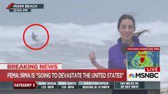 Un kitesurfista en un directo de la TV MSNBC, en la playa de Miami, durante el paso del Hurac&aacute;n Irma.