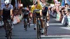 Peter Sagan llega a meta con el maillot de l&iacute;der tras la &uacute;ltima etapa del Tour de Eslovaquia.