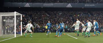 Sergio Ramos draws the game with a great header.