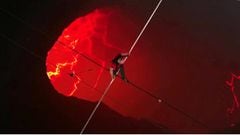 Acróbata cruza un volcán sobre un cable de medio kilómetro