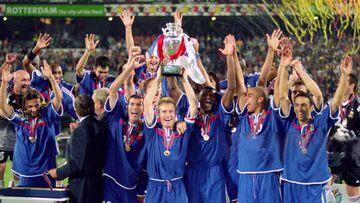 Zidane, Didier Deschamps y más jugadores de la Selección de Francia celebran la obtención del título de la Euro 2000 en el estadio del Feyenoord. 