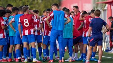 Torres da órdenes a los futbolistas del Juvenil A del Atlético, en el año de la cantera rojiblanca, con once campeones.