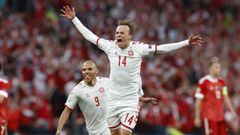Mikkel Damsgaard celebra el gol anotado con la selecci&oacute;n danesa ante Rusia.