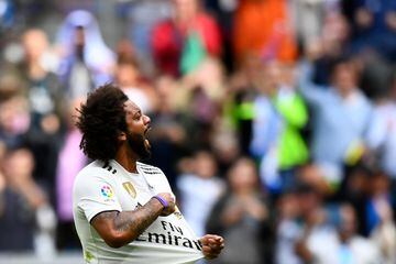 Real Madrid 1-2 Levante | Centro de Lucas que prolongó Bale, controló  Benzema en el segundo palo, cedió atrás para el brasileño y este se acomodó la pelota para fusilar a Oier. 