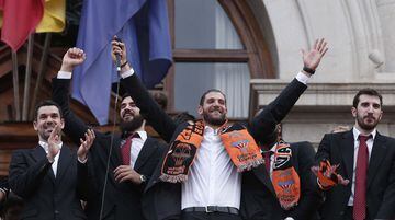 Antoine Diot saluda durante la recepción en el ayuntamiento de Valencia.