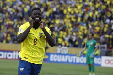 Felipe Caicedo celebra su gol ante Chile, el tercero en la cuenta ecuatoriana.