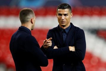 Ronaldo conversa con un compañero sobre el césped de Old Trafford. 