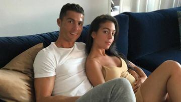 Cristiano Ronaldo con Georgina Rodríguez en la primera fotografía que ha compartido el futbolista junto a ella en Instagram y que ha disparado las especulaciones de su posible embarazo