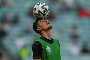 Czech Republic's forward Patrik Schick warms up prior to the UEFA EURO 2020 quarter-final football match between the Czech Republic and Denmark at the Olympic Stadium in Baku on July 3, 2021. (Photo by OZAN KOSE / POOL / AFP)