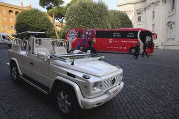 El Papamóvil con el autobús del Bayern estacionados en el Vaticano.