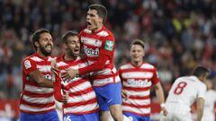 Jugadores del Granada celebran el gol del empate ante el Sevilla en LaLiga Santander.