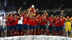 KIEV, UKRAINE - JULY 01:  Iker Casillas (C) of Spain lifts the trophy as he celebrates following victory in the UEFA EURO 2012 final match between Spain and Italy at the Olympic Stadium on July 1, 2012 in Kiev, Ukraine.  (Photo by Laurence Griffiths/Getty