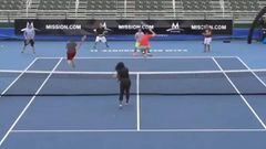 Serena juega contra 5 hombres a la vez y pasa esto... 12M de visitas
