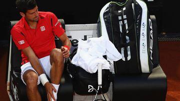 Djokovic se duele del pie izquierdo, donde presentaba una rozadura. 