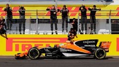 Fernando Alonso cruzando la meta en Hungr&iacute;a.