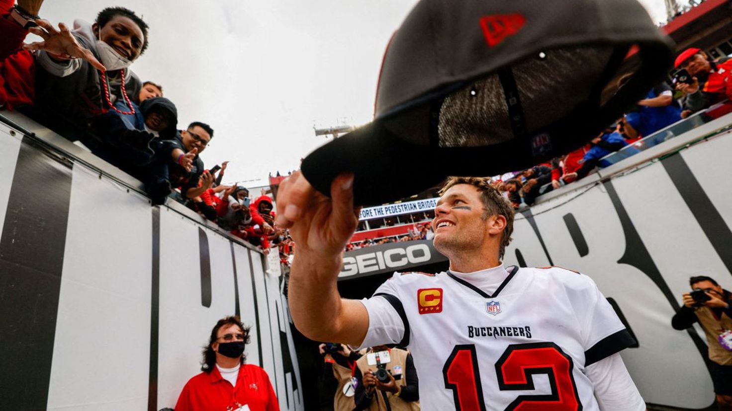 Brett Favre attends Buccaneers game wearing a Tom Brady shirt 