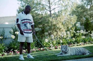 Mike Tyson con su mascota Kenya, ya crecida.