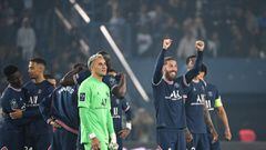 Paris Saint-Germain&#039;s Spanish defender Sergio Ramos (2R) and his teammates celebrate after winning the 10th title of French L1 football championship after the French L1 football match between Paris-Saint Germain (PSG) and Lens (RCL) at The Parc des P
