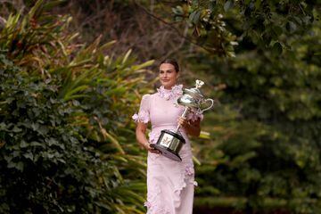 Aryna Sabalenka posando con el trofeo de campeona del Abierto de Australia en los Jardines Reales de Melbourne.