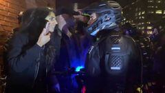 Mujer escupe en la cara a un policía y es brutalmente detenida