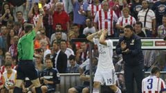 Fern&aacute;ndez Borbal&aacute;n muestra a Modric una de las dos amarillas que vio contra el Atl&eacute;tico en la vuelta de la Supercopa de Espa&ntilde;a de 2014.