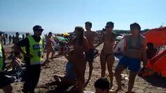 La policía argentina desplegó un operativo de 20 agentes y seis coches patrulla contra tres mujeres que hacían topless en la playa de Necochea.