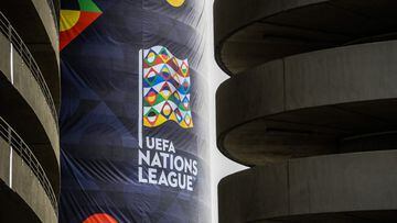 Logotipo de la competición UEFA Nations League en el estadio de San Siro en Milán. 
