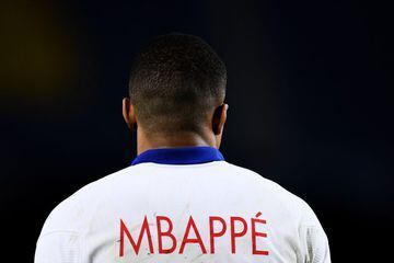 BARCELONA, SPAIN - FEBRUARY 16: Kylian Mbappe of Paris Saint-Germain looks on during the UEFA Champions League Round of 16 match between FC Barcelona and Paris Saint-Germain at Camp Nou on February 16, 2021 in Barcelona, Spain. (Photo by David Ramos/Getty