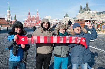 Los jugadores, muy abrigados, se dejaron ver por el centro de Moscú antes del entrenamiento de esta tarde. Mañana, ante el Spartak.