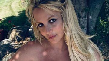 Britney Spears posa en 'topless' antes de la resolución de su batalla judicial