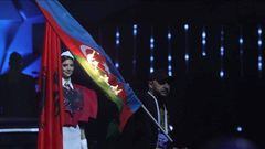 El armenio Aram Nikolyan quemando la bandera de Azerbaiyán en la ceremonia inaugural del Campeonato Europeo de halterofilia.