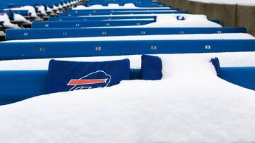 ORCHARD PARK, NY - DECEMBER 10: Snow covered seats before a game between the Buffalo Bills and Indianapolis Colts on December 10, 2017 at New Era Field in Orchard Park, New York. Brett Carlsen/Getty Images/AFP  == FOR NEWSPAPERS, INTERNET, TELCOS & TELEVI