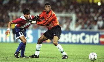 En Chjle, el ariete jugó en O'Higgins, Unión Española y Audax antes de emigrar a Argentina y México. Su buen nivel tras explotar en el fútbol chileno lo convirtió en un integrante permanente de la selección de Paraguay, disputando un Mundial de Francia 1998. 