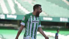 Borja Iglesias celebra el gol anotado en el Benito Villamar&iacute;n contra el Huesca en la pen&uacute;ltima jornada de LaLiga.