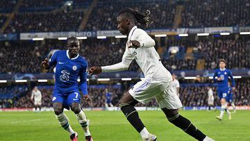 Chelsea's French midfielder N'Golo Kante (L) vies qwith Real Madrid's Angolan midfielder Eduardo Camavinga during the Champions League quarter-final second-leg football match between Chelsea and Real Madrid at Stamford Bridge in London on April 18, 2023. (Photo by Glyn KIRK / AFP)