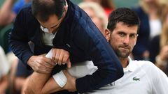 Novak Djokovic recibe atenci&oacute;n m&eacute;dica en su codo durante el partido de Wimbledon que disput&oacute; ante el franc&eacute;s Adrian Mannarino.