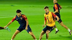 Spain's forward #10 Marco Asensio (L) and Spain's forward #21 Dani Olmo attend a training session at the Qatar University Training ground in Doha on November 22, 2022, on the eve of their Qatar 2022 World Cup football match between Spain and Costa Rica. (Photo by JAVIER SORIANO / AFP)