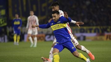 Boca Juniors' midfielder Eduardo Salvio (front) vies for the ball with Union's defender Juan Portillo during their Argentine Professional Football League match at the "Bombonera" stadium in Buenos Aires on June 24, 2022. (Photo by JUAN MABROMATA / AFP)