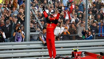 Alegría del piloto español tras conseguir la victoria en el circuito de Silverstone.