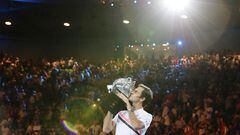 El suizo Roger Federer besa su trofeo tras ganar la final masculina contra el croata Marin Cilic en el torneo de tenis de Grand Slam Abierto de Australia en Melbourne, Australia, el 28 de enero de 2018.