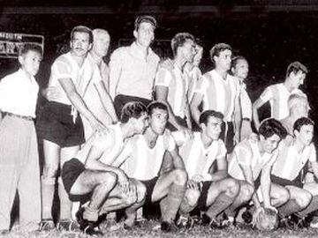 La indumentaria con que jugó Argentina en la Copa del 1957.
