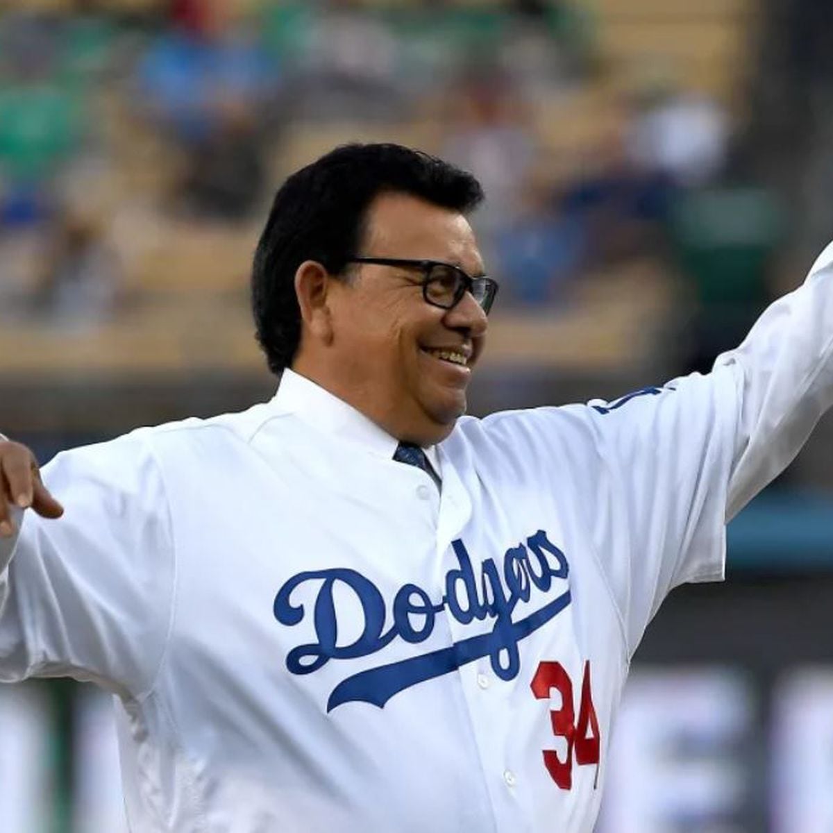 Fernandomania' lives again at Dodger Stadium with retirement of Valenzuela's  jersey