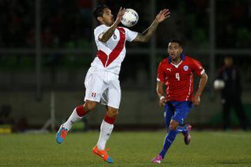 Juan Manuel Vargas es el peruano que más expulsiones tiene enfrentando a Chile. En ocho partidos ante La Roja, tiene dos cartulinas rojas.