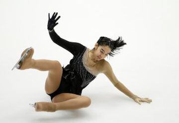 La patinadora tailandesa Thita Lamsam cayéndose durante el programa corto de los Juegos Asiáticos de invierno en Sapporo, Japón.
