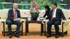 Xi Jinping, presidente de China, junto a Gianni Infantino, presidente de la FIFA.