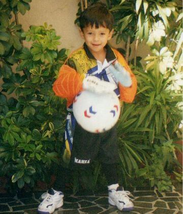 Desde pequeño mostró un especial interés por el fútbol y en su infancia le gustaba la posición de portero.