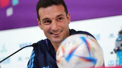 Doha (Qatar), 21/11/2022.- Argentina's head coach Lionel Scaloni smiles during a press conference at the Qatar National Convention Center (QNCC) in Doha, Qatar, 21 November 2022. Argentina will play Saudi Arabia in their group C match of the FIFA World Cup 2022 on 22 November. (Mundial de Fútbol, Arabia Saudita, Catar) EFE/EPA/ABIR SULTAN
