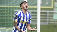 FC Porto's Mexican forward Jesus Corona "Tecatito" reacts during the Portuguese League football match between CD Tondela and FC Porto at the Joao Cardoso stadium in Tondela on April 10, 2021. (Photo by MIGUEL RIOPA / AFP)
