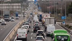 Circulación en el Km 17 de la autovía A4 en la segunda fase de la operación salida por Navidad de la DGT, a 30 de diciembre de 2022, en Madrid (España). La Dirección General de Tráfico (DGT) puso en marcha desde el 23 de diciembre un dispositivo especial de regulación, ordenación y vigilancia del tráfico de esta Navidad hasta el domingo 8 de enero de 2023, un periodo para el que prevé 18,2 millones de desplazamientos por carretera.
30 DICIEMBRE 2022;TRÁFICO;OPERACIÓN SALIDA;COCHES;VACACIONES;ATASCO;KILÓMETRO 17;CARRETERA;TRANSPORTE;
Eduardo Parra / Europa Press
30/12/2022